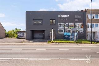 <p>Commerciële ruimte op een toplocatie.</p><p>Bestaande uit een volledig gerenoveerde showroom, burelen, en parking. <br />TROEVEN: nieuwe dakconstructie, vloerverwarming, nieuwe elektrische installatie.</p><p>INDELING: aparte garage, parking, atelier van een 280m2, burelen/praktijk, keuken, badkamer, handige grote kelder. <br />Op het verdiep bevinden zich een leefruimte en 2 slaapkamers. ideale commerciële locatie, nabij alle winkels!</p><p>Te koop via Immo Beguin, jouw vastgoedexpert sinds 2009, met kantoren in Ronse, Waregem, Kortrijk, Deinze, Doornik en Lessines. <br />Meer info via guido@immobeguin.be</p>