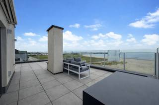 Zelden komt een eigendom als dit op de markt. Dit exclusieve hoekpenthouse op de negende verdieping, gelegen op een absolute toplocatie aan de zeedijk van Heist , geniet van een adembenemend panoramisch uitzicht over de Noordzee. Dankzij de unieke ligging combineert dit appartement een frontaal zeezicht met een prachtig uitzicht op het natuurgebied, wat zorgt voor een ongeëvenaard gevoel van rust, ruimte en privacy.<br /><br />Met een royaal hoekterras van ca. 60 m² is dit een buitenkans voor wie droomt van een tweede verblijf aan zee of op zoek is naar een investering met een sterk potentieel voor vakantieverhuur. Penthouses komen slechts zelden te koop, en al zeker niet op deze uitzonderlijke hoekligging aan één van de meest gegeerde stukken van de zeedijk. Dankzij de ideale oriëntatie geniet U de volledige dag van de zon. Twee zonneluifels zorgen voor aangename schaduw wanneer gewenst en een praktische buitenberging biedt plaats voor onder meer de kussens van uw loungeset.<br /><br />Ook op technisch vlak werd aan alles gedacht. Het appartement werd uitstekend geïsoleerd met 15 cm muurisolatie en 10 cm dakisolatie, wat resulteert in een energiezuinig en comfortabel geheel. Daarnaast zorgt een lucht/lucht-warmtepomp voor zowel verwarming als koeling, zodat U het hele jaar door geniet van een aangenaam binnenklimaat.<br /><br />De indeling is praktisch en doordacht. De lichtrijke leefruimte beschikt over een gezellige zithoek en een stijlvolle ingemaakte kast met geïntegreerde tv-aansluitingen, die tegelijk heel wat extra bergruimte biedt. De aansluitende eethoek vormt de perfecte plaats om in alle rust te genieten van het fenomenale uitzicht. De compacte open keuken is volledig uitgerust met alle nodige toestellen, waaronder een vaatwasser en een combioven. Verder beschikt het appartement over een badkamer met douche, wastafel en toilet.<br /><br />De ligging is zonder meer uitstekend. In de onmiddellijke omgeving vindt U tal van gezellige en culinaire restaurants, een supermarkt, openbaar vervoer en de randparking ter hoogte van Zeebrugge. Alles ligt binnen handbereik, terwijl U toch geniet van de rust en de unieke charme van de zeedijk.<br /><br />Dit penthouse is de ideale pied-à-terre aan zee, maar leent zich eveneens perfect als investering voor vakantieverhuur dankzij de uitzonderlijke ligging, het unieke karakter en de schaarste van dergelijke eigendommen.<br /><br />Bent U op zoek naar een zeldzaam penthouse op een absolute toplocatie in Knokke-Heist? Contacteer ons vandaag nog voor een bezoek en laat U verrassen door dit unieke aanbod.