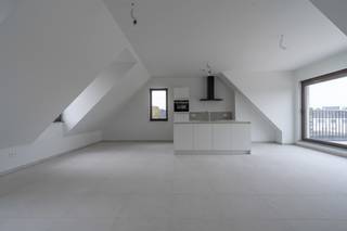 <p><strong>Nieuwbouw dakappartement met 2 slaapkamers en terras te Geel.</strong><br />E-peil: 10 | Beschikbaar: onmiddellijk | Autostaanplaats inbegrepen<br /><br /><strong>Bezoek aanvragen kan via deze link</strong>: https://dilegno.mijnhuurprofiel.be/property/2fde1a20-eb58-4548-8df9-eb00001f9a14<br /><br /><strong>Omschrijving:</strong><br />We betreden dit energiezuinige appartement op de tweede verdieping via trap of lift. <br />Het appartement beschikt over 2slaapkamers, een badkamer, een ruime, lichtrijke woonkamer met open keuken en een apart toilet. <br />De keuken is volledig uitgerust en beschikt ov<span>er een combi-oven</span>, inductiekookplaat, koelkast, vaatwasser, spoelbak en dampkap. <br />Verder is de badkamer voorzien van een inloopdouche en badkamermeubel met wastafel.<br />Als extra geniet deze woning van een praktische berging met aansluitingen voor wasmachine en droogkast.<br />Vanuit de leefruimte is er toegang tot het terras achteraan.<br /><br />Tevens beschikt de woning over een autostaanplaats achteraan het gebouw, reeds inbegrepen in de prijs.<br /><br />De woning is reeds volledig opgeschilderd en instapklaar.<br />Ten slotte is er een gemeenschappelijke afvalberging en zijn er twee gemeenschappelijke fietsenbergingen, waarvan 1 vooraan en 1 achteraan.<br /><br /><strong>Algemeen:</strong><br />- Terras<br />- Zonnepanelen<br />- Beschikbaar: onmiddellijk <br />- Gemeenschappelijke kosten: provisie € 75/maand</p>