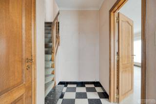 Vlak bij het centrum van Anzegem treffen we deze te renoveren halfopen woning met prachtig zicht over de velden.<br /><br />Welkom in deze charmante woning die uitblinkt in ruimte, licht en potentieel. Op het gelijkvloers bevindt zich een ruime <strong>inkomhal</strong> met <strong>apart toilet</strong>, een <strong>grote leefruimte </strong>met <strong>eetplaats</strong> en een <strong>recente keuken</strong> van waaruit je geniet van een prachtig verzicht over de omgeving. Daarnaast vind je er ook een praktische <strong>garage</strong> <strong>met zolderruimte</strong>, een <strong>wasplaats</strong> en een gezellige <strong>veranda</strong> — ideaal om in alle seizoenen te genieten van het uitzicht.<br /><br />Op de verdieping beschikt de woning over <strong>drie volwaardige slaapkamers en een badkamer </strong>met bad, toilet en lavabomeubel. Extra bergruimte vind je in de <strong>droge kelder</strong>.<br />Deze woning biedt een uitstekende basis voor wie op zoek is naar een solide gezinswoning die volledig naar eigen smaak kan worden afgewerkt.<br /><br />Gelegen op wandelafstand van winkels, scholen en andere voorzieningen, combineert dit pand het beste van twee werelden: rust en zicht, met alles binnen handbereik.<br />👉 Ideaal voor wie houdt van een woning met potentieel en een prachtig uitzicht!
<h3>Interesse in deze woning?</h3>
Voor meer info of een bezoek ter plaatse, contacteer Martijn via 0470/62.95.68 of via martijn@maesconceptimmo.be