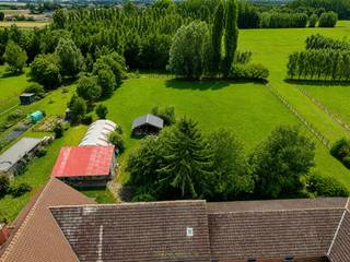 KARAKTERVOLLE commerciële site met MAXIMALE ZICHTBAARHEID langs de N60 op een RUIM PERCEEL van 8.090 m² in Huise, Kruisem. Deze eigendom in...