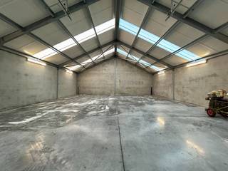 Nabij het centrum van Ardooie, kan u deze ruime opslagplaats terugvinden.Het eigendom is vlot bereikbaar via verschillende invalswegen. De...