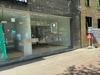 Dit mooie handelspand is gelegen op TOP locatie in het centrum van Brasschaat. Op het kruispunt van de van Hemelrijcklei, Bredabaan, Aerdenlei...