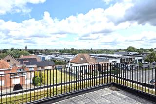 <u>6% btw op constructie ( onder voorwaarden), zowel voor 1ste aankoop als voor investering onder BV. </u><br /><br />Deze kleinschalige nieuwbouwresidentie is centraal gelegen nabij het station en op wandelafstand van de Markt in Kortemark. Met de E403 op 8,5 km geniet het project een uitstekende bereikbaarheid. In de onmiddellijke buurt vindt u er onder andere scholen, sporthal, natuur- en recreatiedomein Krekemeersen, warenhuizen, bakkerij, slagerij, apotheek, bank ... <br /><br />“Residentie Mila en Nora” bestaat uit 2 inkomhallen en 4 verdiepingen. De gelijkvloerse verdieping bevat 6 dubbele garageboxen, 5 enkele garageboxen en 5 autostaanplaatsen. In de eerste en tweede verdieping vinden we per verdieping 5 villa-appartementen. De dakverdieping bestaat uit 1 luxe-penthouse. <br /><br />Deze penthouse wordt afgewerkt met de nodige precisie. De grote raampartijen, de royale bewoonbare oppervlakte van 153,2m² en het uitgestrekt zitterras van maar liefst 111.6m² zorgen voor een zalig luchtig gevoel. De open keuken en de ensuite-badkamers worden uitgerust met alle hedendaags comfort. <br /><br />Penthouse 3.01 is gelegen op de derde verdieping en is als volgt ingedeeld: <br />- Inkomhal met gastentoilet en onmiddellijke toegang tot traphal en lift<br />- Ruime leefruimte voorzien van grote raampartijen<br />- Kwalitatieve open keuken voorzien van alle hedendaags comfort<br />- Technische berging (10,8m²)<br />- Nachthal met individueel toilet en toegang tot 2 uiterst comfortabele slaapkamers<br />- Elke slaapkamer heeft een eigen ensuite-badkamer<br /><br />Mogelijkheid tot aankopen van een enkele/dubbele garagebox en/of een autostandplaats in het gebouw. <br /><br />TECHNISCH : <br />- Centrale verwarming op aardgas met condenserende wandketel<br />- Hoog-rendementsbeglazing met isolerende PVC-beraming<br />- Thermische isolatie conform EPB-regelgeving<br />- Ventilatiesysteem conform EPB-regelgeving<br />- Brandwerende en inbraakveilige Inkomdeur <br />- Conforme elektriciteit <br /><br />Bel Nik (T. 0472 38 97 46) vrijblijvend op voor meer informatie. Wij begeleiden u graag met de glimlach op zoek naar uw droomwoning & commercieel pand.