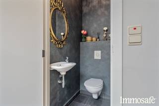 <p>Welkom in dit charmante woonhuis in Wetteren, een perfecte keuze voor gezinnen die op zoek zijn naar comfort en stijl. Dit aangename pand biedt alles wat u nodig heeft voor een aangenaam woonplezier.</p><p>Het huis beschikt over twee ruime slaapkamers, ideaal voor een klein gezin of als flexibele werkkamer. De hoofdslaapkamer is voorzien van een frisse groene muurafwerking en grote ramen die volop natuurlijk licht binnenlaten. De tweede slaapkamer biedt eveneens voldoende ruimte en privacy.</p><p>.Het interieur ademt elegantie uit met houten vloeren die door het hele huis lopen en warmte uitstralen.</p><p>De woonkamer is een echt hoogtepunt van deze woning. Grote schuifdeuren geven direct toegang tot de gezellige tuin en zorgen voor een naadloze overgang tussen binnen en buiten. De moderne plafondlampen creëren een sfeervolle sfeer, terwijl het minimalistische design voor rust zorgt.</p><p>De open keuken is voorzien van moderne apparatuur en een schoon, fris design dat aansluit bij de rest van de woning.</p><p>Buiten wacht u een prachtig groen paradijs met een goed onderhouden grasveld, ideaal voor kinderen en huisdieren. De tuin is voorzien van een praktische garage en een berggebouw, perfect voor opslag en hobbygebruik.</p><p>Met een perceelgrootte van 145 m² beschikt deze woning over een interessante basis voor toekomstige uitbreidingsplannen. De garage biedt gemak en bescherming voor uw voertuig.</p><p>Dit huis in Wetteren is een ideale plek om een nieuw leven te beginnen, vol potentieel en charme.</p>