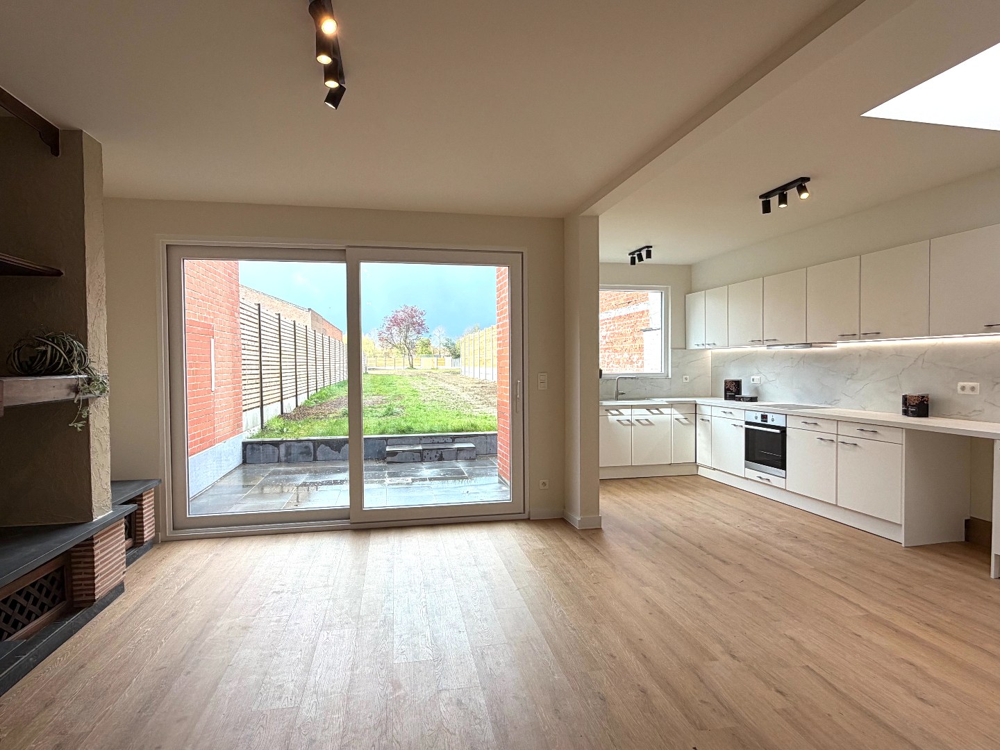 Gerenoveerde gezinswoning met 3 slaapkamers, tuin en garage. - foto 3