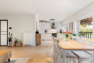 <p><b>Dit appartement bezoeken op zaterdag 24 oktober tussen 10u en 13u? (enkel op afspraak) </b></p>
<p><span>Dit ruime en lichtrijke appartement van ca. 86 m² bevindt zich in de Jan Breydellaan in Sint-Andries, op een centrale locatie nabij het centrum van Brugge. Openbaar vervoer, het station van Brugge, scholen, winkels en tal van andere voorzieningen bevinden zich op korte afstand, wat zorgt voor een uitstekende bereikbaarheid.</span></p>
<p><span>Het appartement maakt deel uit van een kleinschalige residentie met slechts drie entiteiten en is gelegen op de eerste verdieping. Via de inkomhal en een stijlvolle glazen deur kom je terecht in de aangename leefruimte, met een gezellige zit- en eetplaats. Dankzij de grote raampartijen geniet deze ruimte van een overvloed aan natuurlijk licht en een aangenaam ruimtelijk gevoel. Aansluitend bevindt zich de open, ingerichte keuken, die mooi aansluit op de leefruimte.</span></p>
<p><span>Verder beschikt het appartement over twee volwaardige slaapkamers, waarvan één met rechtstreekse toegang tot het terras. De badkamer is uitgerust met een inloopdouche, een dubbele wastafel en een aansluiting voor de wasmachine. Daarnaast beschikt het appartement over een apart gastentoilet en een praktische berging.</span></p>
<p><span>Een extra troef is de inbegrepen garagebox, <span>ideaal voor wie comfortabel wil parkeren en extra bergruimte kan gebruiken.</span>.<br />Het appartement is ideaal als eigen bewoning of als investering.<br /></span></p>
<p><span>Er zijn geen maatregelen gevonden op dit kadastraal perceel volgens onze opvraging bij het Maatregelenregister. </span></p>
<p><b>Interesse in dit appartement?</b></p>
<p><span>Contacteer Beau via beau@waeyler.be of op 0470 54 16 27. </span></p>