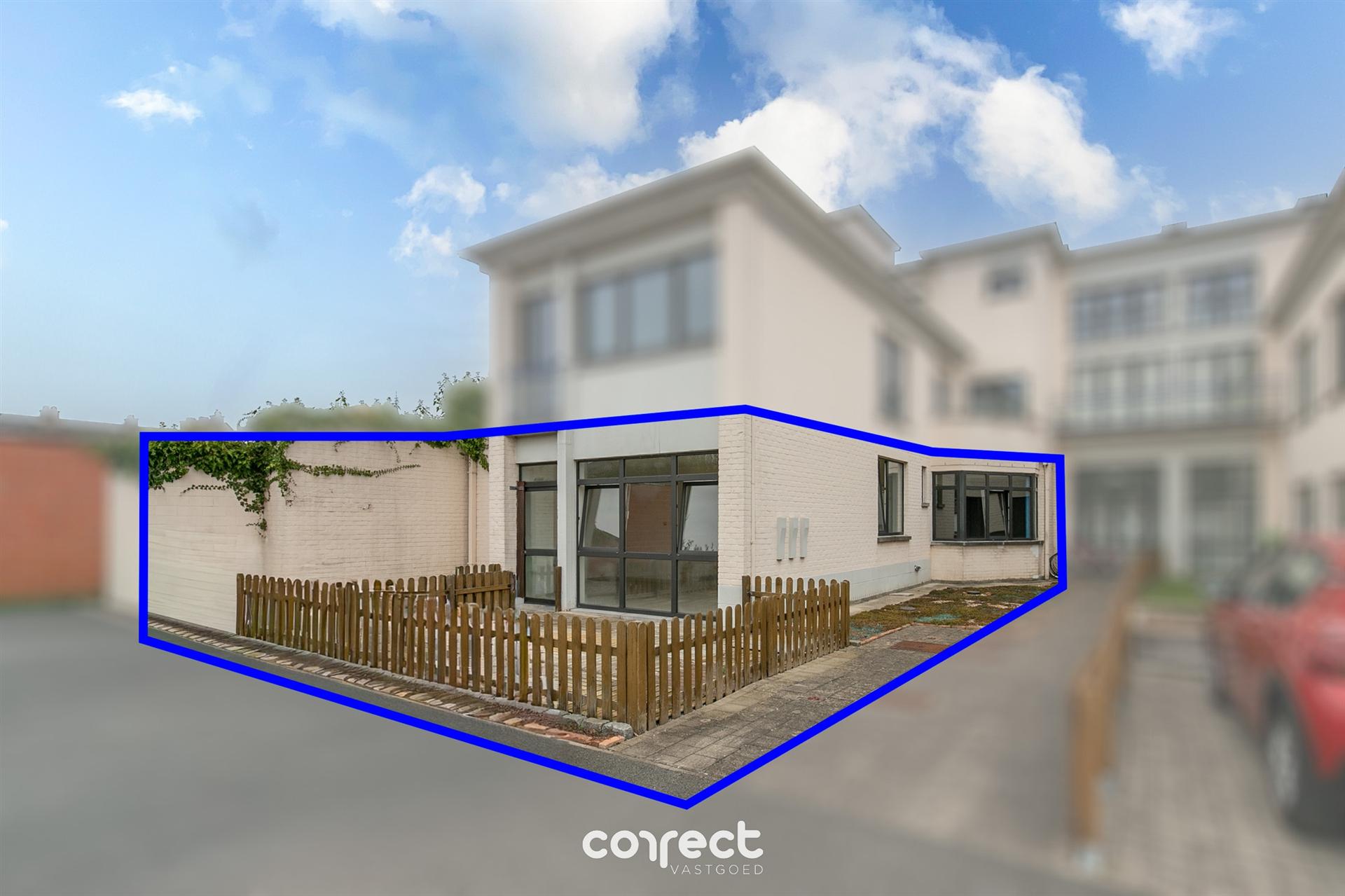 Op te frissen gelijkvloers appartement met 2 slaapkamers. - foto 1