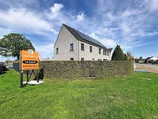 <p>Energiezuinige woning met drie slaapkamers, garage en tuin in Ramsel</p><p>Op het gelijkvloers bevinden zich de inkomhal met afzonderlijk toilet, een open keuken met leefruimte, een berging en een garage. Vanuit de leefruimte kijk je uit op de tuin. De eerste verdieping omvat drie slaapkamers en een badkamer. De afgewerkte zolder biedt bijkomende woon- en opbergruimte.</p><p>De woning behaalt EPC-label A.</p><p>Ideaal voor een gezin dat drie slaapkamers, een tuin, een garage en extra ruimte op zolder zoekt.</p><p>Maak een afspraak via 016 90 10 21 of info@future-home.be.</p><p>Woongebied met landelijk karakter, Vergunning,Verkavelingsvergunning, Geen dagvaarding, Geen voorkooprecht</p>