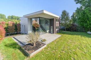 Strakke en luxueus afgewerkte villa met panoramisch zicht op Liedekerkebos, een unieke combinatie van rust, ruimte en comfort.  Ze is gelegen aan...