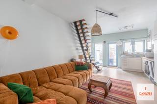 Deze i<strong>nstapklare woning</strong> beschikt over <strong>drie slaapkamers</strong> en ligt op fietsafstand van het Gentse stadcentrum (1,8km).<br /><br />Op het gelijkvloers komt u via de inkomhal binnen in de <strong>lichtrijke woonkamer</strong> met aansluitend de <strong>open keuken</strong>. Vanuit de leefruimte heeft u toegang tot de aangename,<strong> </strong>lagergelegen <strong>stadstuin</strong>, alsook is de woning volledig onderkelderd. <br /><br />Op de eerste verdieping bevinden zich een gerenoveerde badkamer, een apart washok en een eerste ruime slaapkamer. De bovenste verdieping telt nog twee slaapkamers waarvan één zeer ruime kamer met mezzanine.<br /><br />Verder wordt de woning gekenmerkt door haar ruimtegevoel dankzij de hoge plafonds, de aangename lichtinval, centrale ligging, een <strong>conforme elektrische installatie</strong> en een <strong>asbestveilig </strong>attest. <br /><br />Interesse in deze goedgelegen en instapklare woning? Contacteer <strong>Gijs </strong>voor het vastleggen van uw afspraak via <strong>gijs@convas.be</strong> of <strong>0492 84 48 24 </strong>(telefonisch of via Whatsapp).