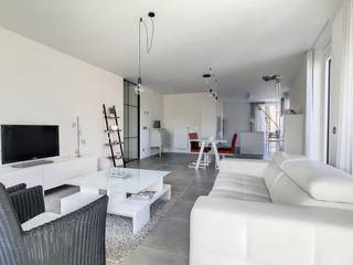 Luxe nieuwbouwappartement met 2 slaapkamers en lichtrijke leefruimte met open keuken te huur in Waregem. Het appartement bevat een zuid...