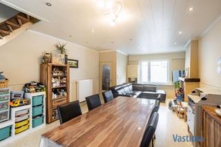 Droom je van een warm nest waar je meteen thuiskomt? Dan is deze charmante, warm ingerichte gezinswoning precies wat je zoekt.Bij het binnenkomen...