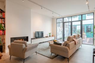 Groots wonen achter een statige gevelIn de Tweemontstraat woon je ruim, stedelijk én verrassend rustig tegelijk. Deze buurt in Deurne combineert een...