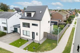 <h3><strong>Ruime, recent gerenoveerde gezinswoning met 6 slaapkamers en zonnige tuin in Minderhout</strong></h3>
<p>Welkom in deze <strong>volledig vernieuwde gezinswoning</strong> in het landelijke Minderhout. Deze woning combineert <strong>rust, ruimte en bereikbaarheid</strong>: gelegen in een rustige straat, op wandelafstand van winkels, scholen en openbaar vervoer én op slechts <strong>3 minuten van de Nederlandse grens</strong>. Perfect dus voor wie graag rustig woont, maar toch dichtbij alles wil zijn.</p>
<p>Binnenin word je verrast door de <strong>enorme ruimte</strong> die deze woning te bieden heeft. Met <strong>zes volwaardige slaapkamers</strong> is dit het ideale huis voor grote gezinnen, thuiswerkers of wie graag extra kamers voorziet voor hobby’s of logees.</p>
<p>De <strong>lichtrijke leefruimtes</strong> en de <strong>stijlvolle renovatie</strong> zorgen voor een eigentijdse en warme sfeer, waarin je je meteen thuis voelt.</p>
<p>Buiten vind je een <strong>ruime, zonnige tuin</strong> waar je heerlijk kunt ontspannen of gezellig barbecueën met familie en vrienden.</p>
<p>Praktisch gemak is er ook: de woning beschikt over <strong>twee afzonderlijke garages</strong>, wat zorgt voor <strong>voldoende parkeer- en bergruimte</strong>.</p>
<hr />
<h3><strong>Troeven op een rij</strong></h3>
<ul>
<li>
<p>Recent <strong>volledig gerenoveerd</strong></p>
</li>
<li>
<p><strong>6 ruime slaapkamers</strong></p>
</li>
<li>
<p><strong>Zonnige, verzorgde tuin</strong></p>
</li>
<li>
<p><strong>2 afzonderlijke garages</strong></p>
</li>
<li>
<p>Gelegen in een <strong>rustige, kindvriendelijke straat</strong></p>
</li>
<li>
<p><strong>Nabij winkels, scholen en openbaar vervoer</strong></p>
</li>
<li>
<p>Slechts <strong>3 minuten van de Nederlandse grens</strong></p>
</li>
</ul>