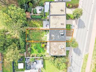 Deze woning van het type bel-étage dateert oorspronkelijk uit 1972 en bevindt zich langs de Bijlokestraat te Leeuwergem (Bijloke). De woning is zeer vlot bereikbaar doch rustig gelegen en bevindt zich vlakbij groen (Bijlokepark, park van Breivelde). Openbaar vervoer, supermarkt, scholen, N42, ... bevinden zich vlakbij! De ramen en deuren, het dak, de verwarmingsinstallatie, de badkamer en het toilet werden recent helemaal vernieuwd, de inrichting van de woning is op te frissen/te renoveren. EPC label B!!<br />Indeling: gelijkvloers: ruime inkomhal met toegang tot de garage en de bergruimte/wasplaats.<br />Eerste verdieping: lichtrijke woonkamer met eetplaats, een (momenteel) gesloten keuken met aangrenzend balkon (kan open gemaakt worden naar leefruimte toe, geen baksteen muur) en in de gang nog een apart (vernieuwd) toilet.<br />Tweede verdieping: 3 slaapkamers, volledig gerenoveerde badkamer met lavabo, douche en toilet.<br />INTERESSANTE WONING MET DE JUISTE PRIJS-KWALITEIT VERHOUDING!!<br />PVC ramen met HR-glas (vernieuwd), geïsoleerd dak (vernieuwd), centrale verwarming op aardgas (vernieuwd), EPC: 153 kWh/m²jaar, label B (geen renovatieverplichting), asbestveilig, KI: 535 euro, constructie in beton, bewoonbare oppervlakte volgens EPC: 154 m², elektriciteit niet (volledig) conform het AREI. <br />Woongebieden, vergunning uitgereikt, geen rechterlijke herstelmaatregel of bestuurlijke maatregel opgelegd, geen voorkooprecht, geen verkavelingsvergunning. P-score: A, G-score: A. Geen risicozone voor overstromingen. <br />U kan de beschikbare attesten bij verkoop downloaden via de website janssens-leroy.be.