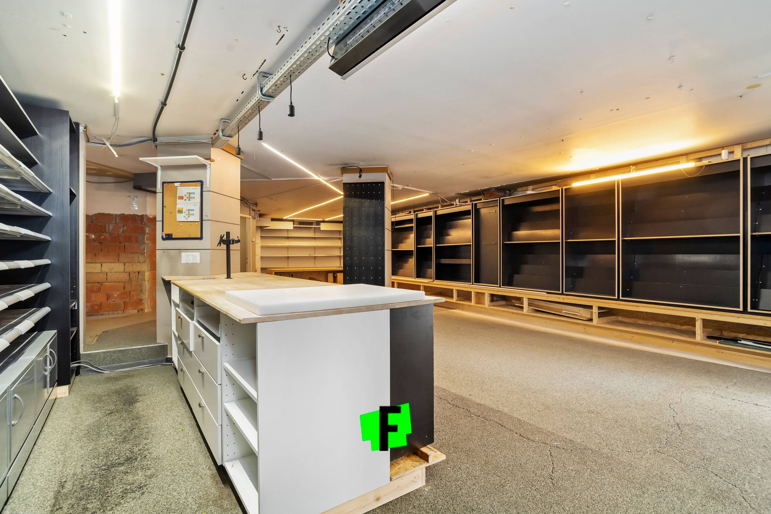 Handelspand met verhuurd appartement en ruime garage te koop in Poperinge! - foto 3