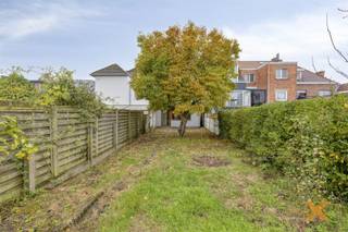 TOFFE OP TE FRISSEN GEZINSWONING MET OPRIT EN RUIME TUIN. Deze woning is gelegen op fietsafstand van de historische Gentse binnenstad...