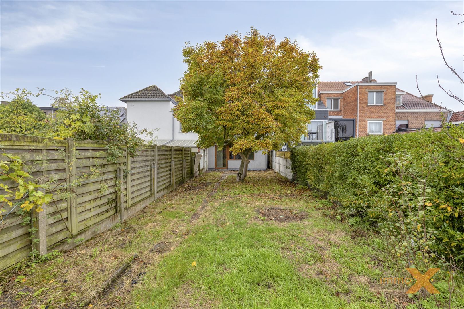 LICHTRIJKE WONING MET OPRIT EN RUIME TUIN - foto 3