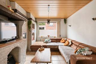 Centraal wonen, met alle voorzieningen binnen handbereik én een heerlijke tuin om tot rust te komen? Dan is deze woning in de Crevestraat 22 te Moerbeke zeker het ontdekken waard!Deze verzorgde gesloten bebouwing bevindt zich in een rustige, vernieuwde straat in het centrum van Moerbeke. Dankzij de uitstekende ligging bevinden zowel basisschool De Palster als supermarkt Carrefour zich in dezelfde straat. Ook tal van andere voorzieningen liggen op wandelafstand. Ideaal voor wie graag alles dichtbij heeft!De woning beschikt over een bewoonbare oppervlakte van circa 140 m² en is gelegen op een perceel van 300 m².Bij het binnenkomen verwelkomt de inkomhal je in de woning. Van hieruit bereik je de gezellige leefruimte met aansluitende eetplaats, waar voldoende ruimte is om samen te genieten. Verder vind je de ingerichte keuken, met rechtstreekse toegang tot de buitenruimte en een badkamer met inloopdouche. Vanuit de eetplaats is bovendien de kelder bereikbaar, ideaal als extra bergruimte.Op de eerste verdieping bevinden zich twee slaapkamers, waarvan één met een aansluitende dressing. Via de vaste trap bereik je de tweede verdieping, waar zich een ruime derde slaapkamer bevindt. Deze ruimte leent zich eveneens uitstekend als hobbyruimte of thuiskantoor.Ook buiten heeft deze woning heel wat te bieden! Het gezellige terras sluit aan op een aangename, diepe tuin waar je in alle rust kan genieten van het buitenleven. Dankzij de onderhoudsvriendelijke inrichting blijft er vooral tijd over om te ontspannen. Achteraan bevindt zich bovendien een praktisch tuinhuis dat extra opbergruimte biedt.Ook op energetisch vlak heeft deze woning een mooie troef: EPC C met een score van 217 kWh/m²/jaar.Heeft u interesse in deze gezellige woning met tuin in hartje Moerbeke contacteer mij op:schrijf je in voor de bezoekdag op 31 Oktober via onze websitealexander@woonvast.be / +32 493 72 43 26www.woonvast.be