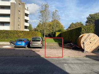 Autostaanplaats te huur.<br /><br />De autostaanplaats met nummer P21 is gelegen voor het gebouw Groenveld 30.<br />Huurprijs: 60 euro/maand<br /><br />Voor meer info via kirsten@immovos.be of 0479 35 71 72<br /> 