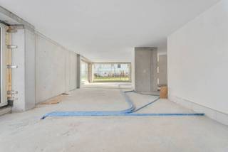 Vous recherchez l'emplacement idéal pour votre entreprise ? Dans le cadre du projet Rembrandt, nous proposons un espace de 116 m² à louer. Ce bâtiment bénéficie d'une bonne accessibilité et d'une connexion facile aux principales routes d'accès. La propriété dispose de deux places de parking qui sont obligatoires lors de la location à 75 euros/place de parking.<br /><br />Le bâtiment est toujours en construction, mais sera terminé par Tim Wilfaert. Les modifications à apporter à cette finition peuvent être discutées avec le propriétaire. <br /><br />Avantages :<br />- Situé dans le projet Rembrandt<br />- Terminé par Tim Wilfaert, les modifications peuvent être discutées<br />- Grâce aux grandes fenêtres, le bâtiment bénéficie d'un maximum de lumière naturelle<br />- 2 parkings souterrains <br /><br />Vous recherchez des locaux commerciaux à louer à Vichte ? N'hésitez pas à nous contacter au 056 21 11 11.