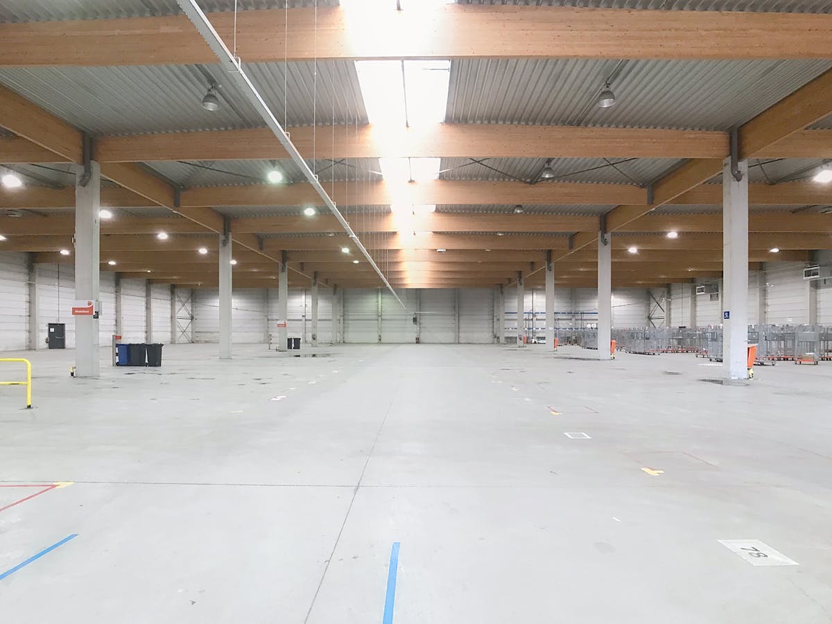 Bâtiment commercial d'environ 6000m² avec quais de chargement à proximité de l'autoroute - photo 5