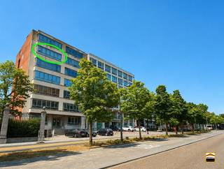 <p><span>Prachtig 2 slaapkamer appartement op TOPLOCATIE te Hasselt</span><span><br /><br /></span><span>De algemene onkosten is inclusief het volledig waterverbruik alsook het voorschot voor de verwarming. <br /><br />Het appartement is gelegen op de 5de verdieping met mooi verzicht.<br />Het gebouw is voorzien van een lift tot in de kelder. <br /></span><span>Minder mobiele mensen kunnen vlot zonder trappen via de ondergrondse garage/kelder<br />met de lift tot aan het appartement. </span><span><br /><br />Via de inkomhal komt men terecht in de ruime leefruimte met veel lichtinval.<br />Verder werd deze ruimte voorzien van moderne en ruime inbouwkasten.<br /><br />De keuken werd voorzien van alle nodig comfort.<br />(metname koelkast, kookplaat met dampkap, afwasmachine, oven, microgolf-oven)<br />Via de keuken heeft men toegang tot het kleine balkon. <br /><br />De 2 ruime slaapkamers zijn ook voorzien van inbouw(kleer-)kasten en <br />er zijn rolluiken aanwezig.<br /><br />In de vernieuwde badkamer is er zowel een toilet aanwezig alsook een ligbad en lavabo.</span></p><p><span>In de inkomhal treft men nog een gasten toilet aan.<br /><br />Berging aanwezig in het appartement. In de kelder is er nog een kleine private-bergruimte.<br />Verder is er een groot deel gemeenschappelijk van de kelder waar men <br />bijvoorbeeld fietsen kan plaatsen. <br /></span><span><br />Ligging:</span><span><br />* Gelegen op 500 meter van het STATION te HASSELT.<br />* Openbaar vervoer op wandelafstand (LEOPOLDPLEIN)<br />* Winkelstraat op 300 meter <br />* ziekenhuis, horeca, scholen, administratie, banken etc.. op wandelafstand<br />* E313 slechts op 3 km afstand<br /><br /></span><span>Algemene info:</span></p><p><span>- huurprijs:845 euro/maand <br />- vrij vanaf:15 december 2026<br />- </span><span>Huisdieren: enkel toegelaten mits voorafgaande schriftelijke toestemming van de verhuurder</span><span> </span><span><br />- EPC-waarde:189 kWh/m² <br />- algemene onkosten: 190 euro/maand <br /> - onderhoud gemeenschappelijke delen/lift<br /> - elektriciteit gemeenschappelijke delen<br /> - forfaitair bedrag voor privé-waterverbruik (zonder afrekening)<br /> - voorschot voor verwarming (gas) met afrekening via calorie-meters <br /><br /></span></p><p><span>PARKEERGELEGENHEID:<br /></span><span>Voor het appartement zijn er een 4-tal autostaanplaatsen die enkel gebruikt mogen <br />worden door de bewoners. Verder krijgt een bewoner van het centrum een gratis <br />bewonersparkeerkaart (2 per woning). </span><span>Als bewoner binnen de kleine ring van Hasselt <br />mag je met deze kaart onbeperkt op straat parkeren in je toegewezen zone.</span></p>