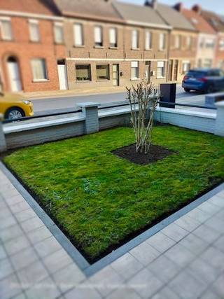 Unieke kans: charmante woning met zonnige tuin en privacy op wandelafstand van centrum Oudenaarde <br />Op een rustige locatie, en toch op wandelafstand van het bruisende centrum van Oudenaarde bevindt zich deze charmante woning met een verrassend ruime en zonnige tuin. Hier woont u in alle rust, terwijl winkels, station en sportfaciliteiten vlot bereikbaar blijven. <br /><br />De woning verwelkomt u via een gezellig voortuintje dat meteen een warme, huiselijke sfeer uitstraalt. De inkomhal leidt naar de lichtrijke leefruimte met salon en eetplaats (33 m²), waar grote ramen zorgen voor een aangename lichtinval en een open gevoel.<br />Aansluitend bevindt zich de functionele keuken (14 m²), met daarachter een praktische berging en extra opslagruimte. De EPC-waarde van 214 kWh/m²/jaar is uitermate positief en duidt op een energiezuinige woning. <br />De absolute blikvanger van deze woning bevindt zich achteraan: een prachtige zonnige tuin met uitzonderlijk veel privacy. Dit is een zeldzame troef zo dicht bij het stadscentrum. Het charmante overdekte terras zorgt ervoor dat u hier in elk seizoen kan genieten van het buitenleven, of het nu gaat om lange zomeravonden of gezellige momenten tijdens een regenachtige dag.<br /><br />Op de eerste verdieping bevinden zich twee ruime slaapkamers (15 m² en 16 m²) en een badkamer met bad en toilet.<br />De zolder van maar liefst 42 m², bereikbaar via een vaste trap, biedt nog tal van mogelijkheden. Hier kunnen eenvoudig twee extra slaapkamers, een bureau of hobbyruimte worden ingericht, wat deze woning bijzonder interessant maakt voor gezinnen of wie extra ruimte wenst.<br />Met enkele opfrissingen kan deze woning uitgroeien tot een bijzonder aangename thuis voor wie rust, ruimte en een centrale ligging wil combineren. Een toppertje voor wie het eerder als investering ziet om te verhuren.<br />Geen immo, alstublieft<br /><br />Oppervlaktes:<br />•Inkomhal: 9,5 m²<br />•Salon en eetplaats: 33 m²<br />•Keuken: 14 m²<br />•Slaapkamer 1: 15 m²<br />•Slaapkamer 2: 16 m²<br />•Zolder: 42 m²<br />•Bergingen: 15 m²