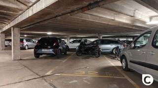 <p><span>Ondergrondse autostaanplaats te koop op toplocatie aan de Fruithoflaan. </span></p><p><span> </span></p><p><span>Ideaal voor bewoners, pendelaars of investeerders die op zoek zijn naar een veilige en vlot bereikbare parkeeroplossing in deze gegeerde buurt.</span></p><p><span> </span></p><p><span>De staanplaats bevindt zich in een verzorgde ondergrondse garage met automatische sectionale poort en comfortabele in- en uitrit via de Fruithoflaan en/of Sint-Theresiastraat. Dankzij de ruime manoeuvreerruimte rijdt u gemakkelijk in en uit.</span></p><p><span> </span></p>