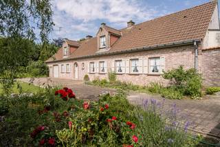 Bent u op zoek naar een karaktervolle eigendom met enorm veel potentieel in een oase van rust? Deze prachtig gelegen hoeve met bijgebouwen en weilanden te koop in Kerkhove (Avelgem) biedt u een unieke kans. Gelegen op een indrukwekkend perceel van maar liefst 2,47 hectare, is dit de droomlocatie voor wie houdt van landelijk en groen wonen.<br /><br />De woning zelf is stevig gebouwd en vormt de perfecte basis voor uw renovatie- of opfrisproject. De volledige eerste verdieping kan nog volledig naar eigen smaak ingericht worden.<br /><br />Dankzij de uitgestrekte grond en de functionele bijgebouwen is dit vastgoed ideaal voor paardenliefhebbers, zelfstandigen of wie nood heeft aan extra opslag- en leefruimte.<br /><br />INDELING<br /><br />Inkomhal met toilet - living en leefruimte - keuken - veranda - tuin - slaapkamer 1 - badkamer - slaapkamer 2 - garage - zolder <br /><br />Oude koeienstal - oude varkensstal - berging - overdekte open loods<br /><br />ALGEMEEN<br /><br />- Vrij van pacht<br />- Uitstekende ligging<br />- Schrijnwerk: hout (dubbel glas)<br />- Regenwater & grondwater<br />- Momenteel gekend als landbouwwoning<br /><br />Interesse? Maak nu jouw afspraak voor een bezoek via matisse.vandererven@dewaele.com of via 0472 18 64 20.<br /><br />Dit pand is onderworpen aan de renovatieverplichting van de Vlaamse overheid voor residentiële gebouwen (behoudens bij sloop binnen 5 jaar na de aankoop). Consulteer voor meer informatie de website van het Vlaams Energie- en Klimaatagentschap via https://www.vlaanderen.be/een-woning-kopen/renovatieverplichting-voor-residentiele-gebouwen<br /><br />Bestuursmaatregelen in het maatregelenregister: nee