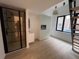 <p>Cette chambre prête à emménager située au Onze-Lievevrouwstraat 50 est idéale pour toute personne recherchant le calme tout en restant à proximité de la vie urbaine. Située à seulement 350 mètres du Jardin botanique, elle se trouve à distance de marche des bâtiments universitaires, des commerces, des transports en commun et du centre-ville.</p>
<p>La chambre est entièrement meublée et équipée d’un bureau avec chaise de bureau, d’armoires encastrées offrant un vaste espace de rangement, d’un réfrigérateur avec compartiment congélateur, d’un micro-ondes, d’une salle de bains privative avec douche et toilettes, ainsi que d’un lit. Les résidents peuvent également profiter des espaces communs, notamment d’une grande cuisine commune.</p>
<p>Grâce à son emplacement calme dans un immeuble bien entretenu, cette chambre offre un cadre agréable pour étudier et vivre. Le loyer s’élève à 655 € par mois, avec une provision mensuelle de 140 € couvrant l’eau, l’électricité, le gaz, l’internet, le nettoyage des parties communes et les autres frais généraux.</p>
<p>Cette chambre allie confort, intimité et excellente situation au cœur de Louvain.</p>
<p>Pour plus d’informations : +32 16 23 21 45 ou par e-mail à info@bvm-vastgoed.be.</p>
<p>Actuellement, 3 chambres étudiantes sont disponibles dans cet immeuble !</p>
