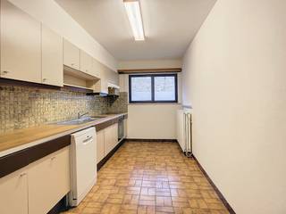 Looking for an ideally located 3 bedroom apartment? Be sure to read on!This apartment is located in the 'De Speyetoren' residence and has a beautiful view of the Broel Towers. Layout: 1st floor:- bright living space (36m²)- kitchen with fridge, ceramic hob, oven and dishwasher- three bedrooms (9m², 9m² and 12m²)- bathroom with bath/shower- toilet- storage room with connection for washing machine (3.5m²)advantages:- good location- favourable EPC (energy label B)- covered parking space included- private basement storageOverall:- immediately available- syndic flat rate: €50.00/month- private hot water &amp; heating commission: € 75.00/monthRequest a quick visit at www.dewaele.com!