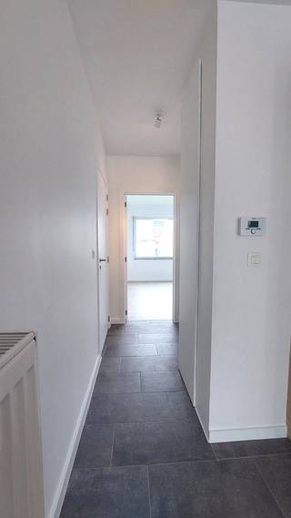 Dit volledig gerenoveerd en instapklaar gelijkvloers appartement is centraal gelegen te Bredene sas,direct nabij  openbaar vervoer, winkels en de...