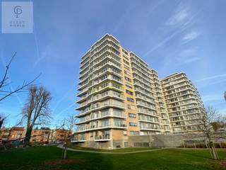 Dit ruime appartement is gelegen op een topligging in het centrum van Tienen en combineert comfortabel wonen met alle stadsvoorzieningen...