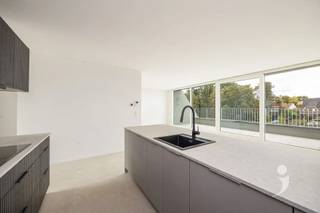 <p><span>Unieke penthouse (175 m²) met 3 aangename slaapkamers, in het centrum van Pellenberg.</span></p><p><span>Deze mooie penthouse in een kleinschalig gebouw is een echte buitenkans!</span></p><p><span> </span></p><p><span>Inkomhal met plaats voor vestiaire en toegang tot een handige berging, brengen ons in de leefrumte met open keuken (37 m²). De gigantische glaspartij in de achtergevel, met toegang tot het brede terras brengt zeer veel licht binnen. Het uitzicht over groen zorgt voor rust.</span></p><p><span>De nachthal biedt toegang tot de 3 fijne slaapkamers, een afzonderlijk toilet en een grote badkamer met ligbad en douche.</span></p><p><span> </span></p><p><span>Bij dit appartement zijn 2 staanplaatsen voorzien.</span></p><p><span> </span></p><p><span>Nieuwbouwverkoop onder BTW-stelsel (6% BTW mogelijk). Direct beschikbaar.</span></p><p><span> </span></p><p><span>Interesse? Contacteer ons via 016 15 31 15 of <span>info@immolivit.be</span></span><span> </span></p><p><span> </span></p><p><span> </span></p>