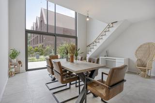 Zoek je een huis te koop dat modern en energiezuinig is? Dit trendy, instapklare pand in Oud-Rekem, Lanaken, is een unieke kans. Het 'Mooiste dorp...