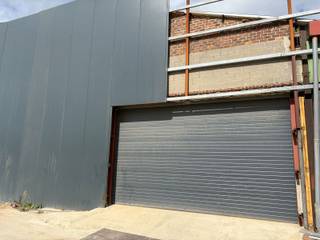 Centraal gelegen loods/stockageruimte op 2,3km van het op- en afrittencomplex E40 Aalst. Deze vernieuwde loods is bereikbaar via een afgesloten...