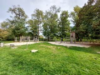 <strong>Licht 2 slaapkamer appartement met terras tegenover klein park op de eerste verdieping in een kleinschalig gebouw zonder lift.<br />Het appartement is gelegen nabij tal van winkels, scholen, openbaar vervoer, Park den Brandt/Nachtegalenpark, sportgelegenheden, ziekenhuizen, belangrijke in- en uitvalswegen doch in een zeer rustige straat.</strong><strong><br /></strong><span><strong><br />INDELING:<br /><br /></strong></span><span>Via de INKOMHAL (ca 4m x 2m) betreedt u de gezellige en lichte LEEFRUIMTE ca. 7,20m x 4,37m met aparte BUREAUKAMER/SLAAPKAMER ca. 2m20 x 3,36m.</span><br /><br /><strong></strong><span>De hal geeft u toegang tot de aparte SLAAPKAMER ca. 3,71m x 4,36m, gelegen op vynil, kijkt uit op de tuinen aan de achterkant.</span><br /><br /><span>Ingerichte BADKAMER ca. 2,11m x 1,76m: ligbad met douchemogelijkheid, lavabo en toilet</span><br /><br /><strong></strong><span>Deels ingerichte KEUKEN ca. 8,30m² is voorzien van opbergkasten, een gasvuur, dampkap en een spoelbak. Deze geeft toegang tot het mooi terras van ca. 6m x 1,30m</span><br /><br /><span><strong>BIJZONDERHEDEN:</strong></span><br /><span>* </span><span>Zonnig gerichte terras </span><br /><span>* Overal dubbele beglazing, draai- en kipramen, vliegenramen, parlofonie</span><br /><span>* </span><span>AO: 44 EUR / maand (elektriciteit gemeenschappelijke delen en beheer)</span>
