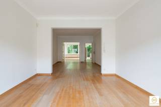 <p><span>Ideale gezinswoning gelegen op korte afstand van Berchem station en de Grote Steenweg in de Pulhofwijk nabij de Veldekens. De woning is in prima staat van onderhoud en bestaat uit een dubbele garage met achterliggende kelders &amp; doorgang naar de tuin. Heel lichte leefruimte met eetkamer achteraan en halfopen keuken. Via een grote schuifraam hebt u acces tot een terras en diepe Zuid tuin waar de stilte overheerst. Boven treffen we een ideale bureelruimte drie ruime slaapkamers waaronder 2 uitgevend op een terras achteraan met grote badkamer. Prima gezinswoning in een kindvriendelijke buurt. </span></p><p><span>Snel beschikbaar!</span></p><p><span> </span></p><p><span>Extra's:</span></p><p><span> </span></p><p><span>* conforme elektriciteitskeuring</span></p><p><span>* woning werd in 2000 volledig vernieuwd</span></p><p><span>* recent vernieuwde condensatieketel (2023)</span></p><p><span>* diepe tuin met prima oriëntatie (zuid)</span></p>