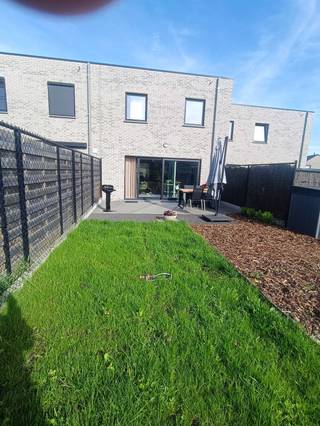 Instapklare gezinswoning(2021) – 3slpks –EPC A<br /><br />De woning heeft een ruime en lichtrijke leefruimte, waar grote raampartijen zorgen voor een overvloed aan natuurlijk licht en een aangename connectie met de volledig aangelegde tuin. <br /><br />De open leefkeuken vormt het hart van de woning en is volledig uitgerust met kwalitatieve toestellen.<br />Aansluitend bevindt zich een praktische berging, waar voldoende ruimte is voorzien voor was- en droogkast, evenals extra opbergruimte.<br /><br />De leefruimte en keuken vloeien naadloos in elkaar over en creëren een gezellige, open sfeer.<br /><br />Op elke verdieping is er een toilet voorzien.<br /><br />Op de verdieping bevinden zich drie volwaardige slaapkamers, elk met een aangename lichtinval en een kwalitatieve afwerking.<br />De badkamer is stijlvol ingericht en beschikt over een douche en ligbad. Daarnaast is er een tweede apart toilet voorzien.<br />De zuidwest georiënteerde tuin is volledig aangelegd en omheind, en vormt een ideale plek om te genieten van rust en privacy. Het terras nodigt uit tot gezellige momenten in de zon, terwijl de tuinberging extra praktische opslagruimte biedt.<br /><br />Op vlak van parkeren beschikt de woning over een parkeerplaats aan de voorzijde, wat zorgt voor voldoende parkeergelegenheid en eventueel meerdere wagens.<br /><br />Deze woning is uiterst energiezuinig en klaar voor de toekomst. Met een EPC A, zonnepanelen… Ook aan waterbesparing is gedacht: de woning beschikt over een regenwaterput van 5000l waarop zowel de toiletten als de buitenkraan zijn aangesloten.<br /><br />Bent u op zoek naar een recente, energiezuinige en instapklare woning waar comfort, ruimte en kwaliteit centraal staan? Dan is deze prachtige woning uit 2021 beslist een bezoek waard.<br /><br />Geen Immo ! <br /><br /><br /><br />