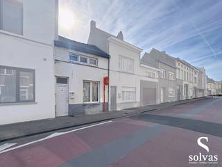 Kijkdag zaterdag 25/04 – online inschrijven via www.solvas-vastgoed.be<br /><br />Op zoek naar een renovatieproject op een toplocatie? Deze compacte woning bevindt zich in een rustige straat op slechts 1,5 km van het centrum van Gent.<br /><br />De indeling omvat een inkomhal (met mogelijkheid tot apart toilet), een gezellige leefruimte, keuken en een badkamer met wasplaats. Op de verdieping bevinden zich twee slaapkamers.<br /><br />Deze woning biedt een uitstekende opportuniteit voor wie zijn eigen woonideeën wil realiseren en de woning volledig naar eigen smaak wil inrichten.<br /><br />De verkoop gebeurt via het systeem van STARTPRIJS. Elk bod boven deze startprijs wordt voorgelegd aan de verkoper, die vrij is om dit al dan niet te aanvaarden. Deze publicatie geldt als uitnodiging tot het uitbrengen van een bod en niet als bindend aanbod.