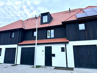 Deze instapklare woning bevindt zich in een aangename, kindvriendelijke wijk en biedt alle hedendaags comfort.Op het gelijkvloers vindt u een...