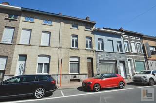 In het hartje van Ronse kan u deze ruime rijwoning terugvinden. Dit in de directe nabijheid van de Grote Markt, scholen, winkels, openbaar vervoer, etc. Indeling, gelijkvloers: inkomhal met toegang tot de droge stakelder, woonkamer, eetplaats, keuken en een toilet. Eerste verdiep: traphal en 3 slaapkamers. Tweede verdiep: traphal en 2 ruime slaapkamers. Tot slot vervolledigd de binnentuin en de zolder deze eigendom. Technisch: te renoveren, deels dubbele beglazing, verwarming via kachels op aardgas, hoge plafondhoogte = ruime volume, EPC-label: F en renovatieplicht. Mits de nodige modernisatie kan deze tweegevelwoning omgetoverd worden tot een degelijke en ruime stadswoning. Mogelijkheid tot samen aan te kopen met de naastliggende eigendom op nr. 48. Voor meer informatie en/of bezichtiging, contacteer IMMOBOSS: 0472 93 98 79 of tom@immoboss.be