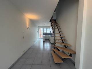 Dit appartement te Zedelgem is gelegen in een rustige buurt, met winkels, scholen en openbaar vervoer in de nabije omgeving. Ook de omliggende steden zijn vlot bereikbaar.<br /><br />Het appartement is verdeeld over drie verdiepingen:<br /><br />Op de eerste verdieping bevinden zich de leefruimte en de open keuken, die samen een aangename woonruimte vormen.<br /><br />De tweede verdieping beschikt over een slaapkamer, een badkamer met dubbele wastafel en ligbad met douchewand, en een apart toilet.<br /><br />Op de derde verdieping bevindt zich de tweede slaapkamer.<br /><br />Het appartement is onmiddellijk beschikbaar!<br /><br />