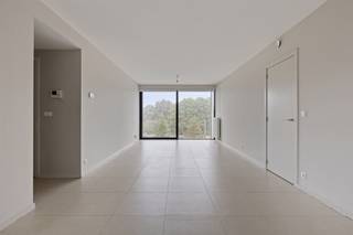 <p><span>Dit </span><span>recente doorzonappartement </span><span>(2013) aan de Blancefloerlaan, staat te koop aan de </span><span>begeerde Regattawijk in Antwerpen Linkeroever</span><span>. Het appartement ligt op een </span><span>centrale locatie</span><span> en op wandelafstand van het Rot, het Galgenweel en verschillende speeltuinen. Supermarkten, scholen, openbaar vervoer en invalswegen zijn </span><span>vlot bereikbaar</span><span>. Op nauwelijks 15 minuten trammen of fietsen bent u in hartje Antwerpen. </span></p><p><span> </span></p><p><span>Dit leuke appartement telt heel wat positieve kenmerken gezien dat het gelegen is in een zeer goed onderhouden appartementsgebouw daterend van </span><span>2013</span><span>. Het beschikt over </span><span>twee terrassen</span><span>, twee lichtrijke slaapkamers, een </span><span>EPC label A</span><span>, een </span><span>bewoonbare oppervlakte</span><span> van maar liefst </span><span>91m² </span><span>(cfr. EPC) en een </span><span>garagebox </span><span>optioneel bij aan te huren.</span></p><p><span>indeling</span><span>:</span></p><p><span>- inkomhal</span></p><p><span>- ruime, lichtrijke woonkamer van 33m² met aanpalend 2 terrassen, langs beide kanten.</span></p><p><span>- open keuken dewelke volledig geïnstalleerd is met een elektrische kookplaat, oven, ijskast, etc.</span></p><p><span>- nachthal </span></p><p><span>- technische berging met voorzieningen voor wasmachine en droogkast.</span></p><p><span>- eerste slaapkamer 11,5m²</span></p><p><span>- tweede slaapkamer 7,5m²</span></p><p><span>- badkamer voorzien van een ligbad en dubbele wastafel</span></p><p><span>- apart toilet</span></p><p><span>- privatieve garagebox optioneel bij te huren</span></p><p><span>Troeven</span></p><p><span>- centrale ligging in Linkeroever</span></p><p><span>- zeer ruime én lichtrijke leefruimte</span></p><p><span>- twee terrassen</span></p><p><span>- recent gebouw van 2013</span></p><p><span>- privatieve garagebox</span></p><p><span>- EPC label A</span></p><p><span>Ben jij geïnteresseerd in dit ruim én instapklaar appartement te koop in Linkeroever, ben je op zoek naar ander vastgoed, een investering of wens je de waarde van jouw eigendom te kennen? Dan ben je bij BOLT Immo aan het juiste adres! Wij helpen jou graag verder.</span></p><p><span> </span></p>