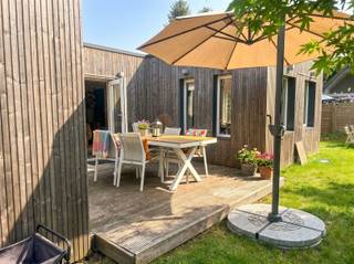 <p><span>UNIEKE KANS!</span></p><p><span>Modern opgetrokken woning gelegen in de volkstuinen tussen de Watersportbaan en de Bourgoyen Meersen.</span></p><p><span>Deze vakantiewoning situeert zich in een oase van rust vlakbij het levendige, bruisende Gent op 10 minuten fietsafstand.</span></p><p><span>De woning bestaat uit een gasten toilet, ruime lichtrijke leefruimte met open geïnstalleerde keuken en een zithoek/eethoek aansluitend zonnig zuiderterras met zicht op de mooi aangelegde tuin met nieuw tuinhuis.</span></p><p><span>Er is één slaapkamer aanwezig in de woning (maar mogelijkheid tot maken van tweede slaapkamer), badkamer met dubbele lavabo en inloopdouche, </span></p><p><span>Ideaal voor studenten of als jullie persoonlijke weekend/vakantie-oase!</span></p><p><span>Domicilie niet mogelijk.</span></p><p><span>Voor meer info contacteer Anouk van Pattymo <span>anouk@pattymo.be</span></span><span> 0476635628</span></p><p><span> </span></p><p><span> </span></p><p><span> </span></p>