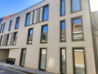 Ontdek dit energiezuinige appartement met 2 slaapkamers, een moderne badkamer met douche, een apart toilet, een gezellige woonkamer met open keuken en een zonnig buitenterras. <br /><br />U bevindt zich op loopafstand van diverse winkels, restaurants en openbaar vervoer.<br /><br />Beschikbaar vanaf 01/11/2026<br /><br />Contacteer voor een bezoek: <br />0477/78.39.25<br />wouter@opt-immo.be