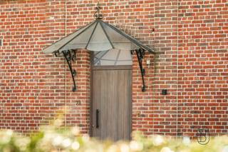 <p>Ontdek deze karaktervolle, statige herenwoning met vier slaapkamers en een prachtige zuidgerichte tuin, gelegen in het charmante Ellezelles, net over de taalgrens. <br />Ellezelles combineert landelijke rust met praktische bereikbaarheid! Scholen, winkels en openbaar vervoer, terwijl u geniet van de groene omgeving!<br /><br />Indeling:<br />Gelijkvloers<br />Ruime inkomhal die aan uw linkerzijde toegang geeft tot een bureauruimte (ideaal voor een vrij beroep !) en op uw rechterzijde toegang geeft tot de lichtrijke leef- en zitruimte (met houtcassette) dewelke een mooi zicht biedt op de tuin en de ideale plek vormt om te ontspannen. Aansluitend vindt u een volledig ingerichte keuken, een praktische berging en een toilet.<br /><br />Eerste verdieping<br />Hier bevinden zich twee ruime slaapkamers met authentieke houten vloeren. De recente, volledig uitgeruste badkamer combineert comfort en stijl. Daarnaast beschikt deze verdieping over een handige was- en bergruimte.<br /><br />Tweede verdieping<br />Deze verdieping kreeg een recente, smaakvolle en kwalitatieve afwerking en telt nog eens twee volwaardige slaapkamers met nieuwe veluxen.<br /><br />De woning is bovendien volledig onderkelderd. <br /><br />Buitenruimte<br />Een voortuin met oprit en parkeermogelijkheid, en aan de achterzijde van de woning een prachtige tuin die een absolute meerwaarde is: ruim, groen en perfect om tot rust te komen.<br /><br />Troeven<br />- Instapklaar en uitzonderlijk ruim<br />- 4 ruime slaapkamers<br />- Prachtige zuidgerichte tuin<br />- 18 Zonnepanelen en voorzieningen voor laadpaal<br />- overal dubbele beglazing<br />- vernieuwde elektriciteit<br />- Dak in goede staat en geïsoleerd<br /><br />IINFO: Indien het een eerste en enige woning betreft kan u aankopen aan 3% registratierechten!<br /><br />Voor de snelle beslissers!!<br />Wens je deze woning te bezoeken? Contacteer me op : caroline@immobeguin.be</p>