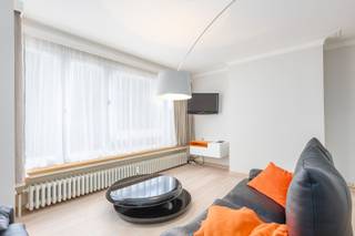 - Volledig gerenoveerd<br />- Twee volwaardige slaapkamers<br />- Lateraal zeezicht <br /><br />Gerenoveerd appartement op de 4de verdieping in de verzorgde residentie "Portofino" vlakbij zee. <br />Een fantastisch verblijf die geniet van 2 slaapkamers in het hartje van Oostende, pal aan de Promenade, de horeca- en handelszaken, het station, en zoveel meer...<br /><br />Indeling: inkomhal, gezellige woonkamer die geniet van lateraal zeezicht, afzonderlijke keuken met toegang tot terrasje, berging, nachthal, afzonderlijk toilet, badkamer met ligbad, twee volwaardige slaapkamers waarvan één met balkon. Privatieve kelderberging inbegrepen. Fietsenstalling op het gelijkvloers. <br /><br />Het dak, de voorgevel en de lift werden reeds onder handen genomen. <br /><br />Ideaal als tweede verblijf of investering. <br /><br />EPC 133/kWh - elektriciteit conform <br /><br />Alle info en bezoeken via immo De Beus 059 510 300 